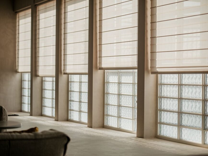 Stylowe rolety w przytulnym wnętrzu